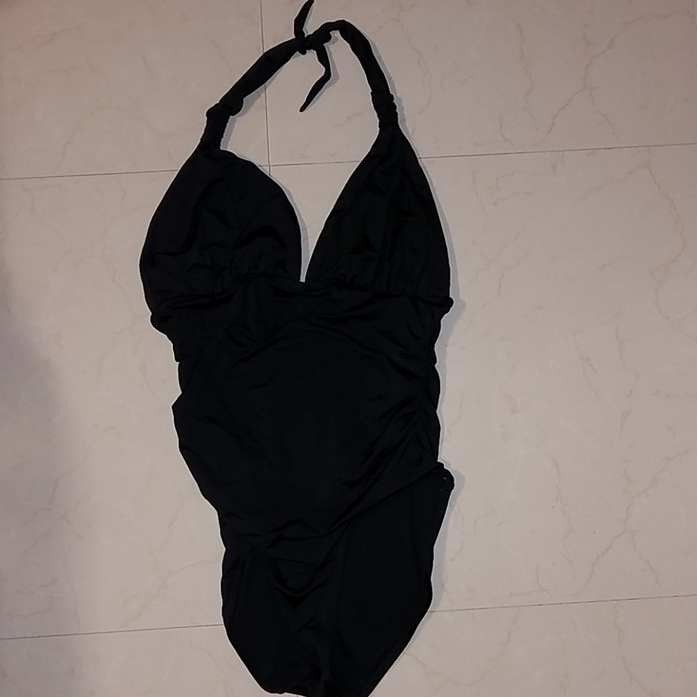 Old Navy one piece swimsuit 🖤